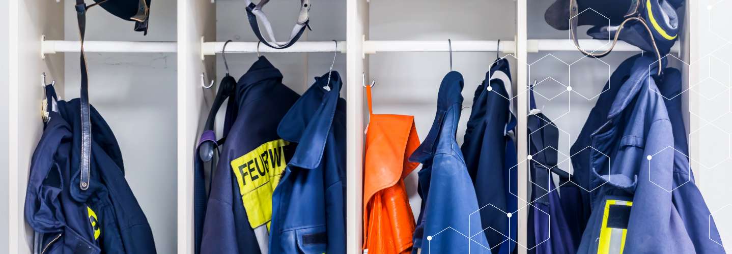 Schutzkleidung im Regal