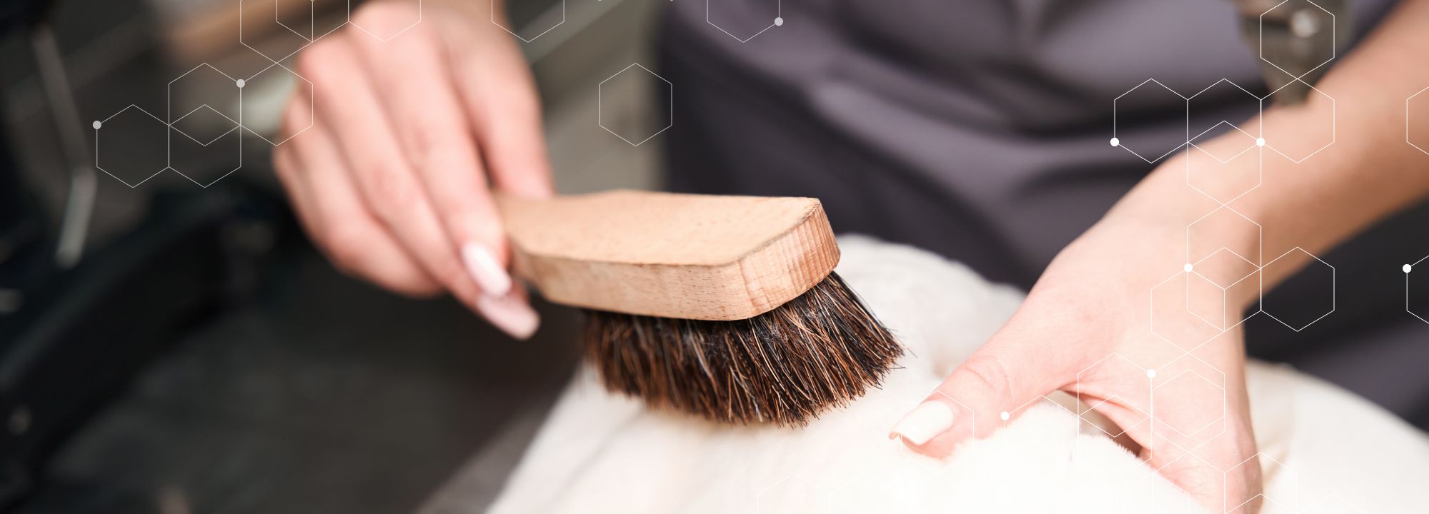 Kleidungsstück wird mit Bürste gereinigt