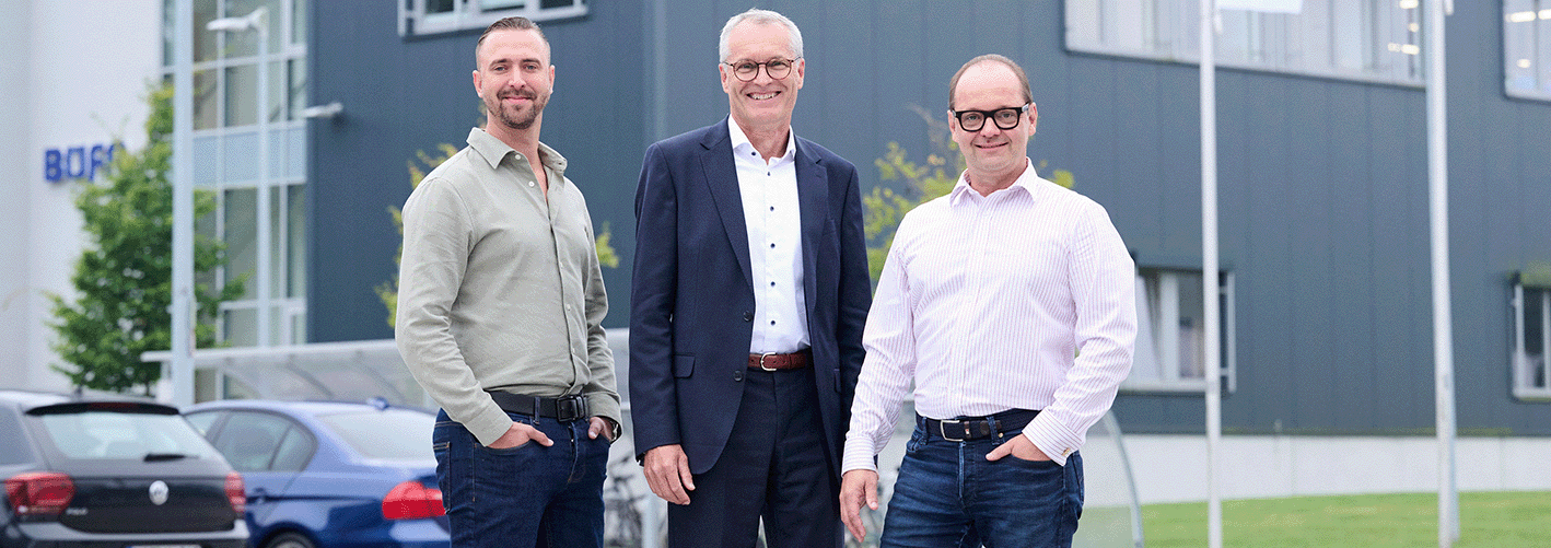 Geschäftsführung Büfa/Büfa Cleaning steht mit Geschäftsführer von Macserien vor Büfa Cleaning Gebäude